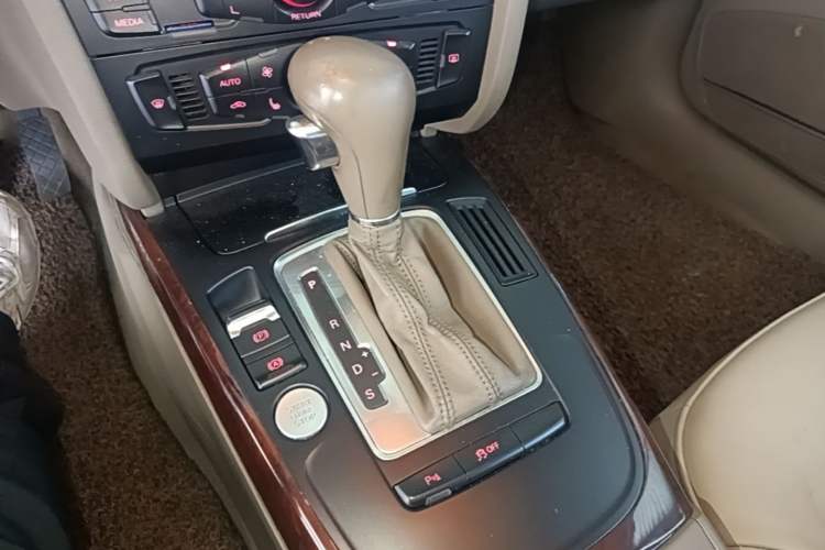 Used Audi A4L 2012 2.0 TFSI automatic Comfort trim level Gear Lever