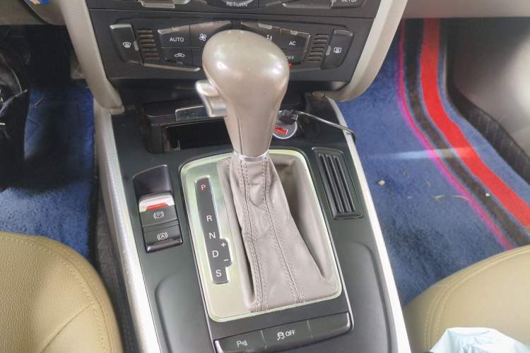 Used Audi A4L 2012 2.0 TFSI automatic standard version Gear Lever
