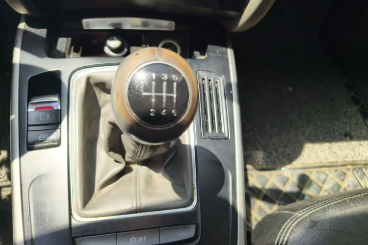 Used Audi A4L 2012 1.8 TFSI Manual Comfort Model Gear Lever
