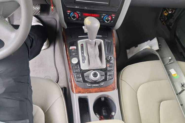 Used Audi A4L 2012 2.0 TFSI Automatic Technology Model Gear Lever