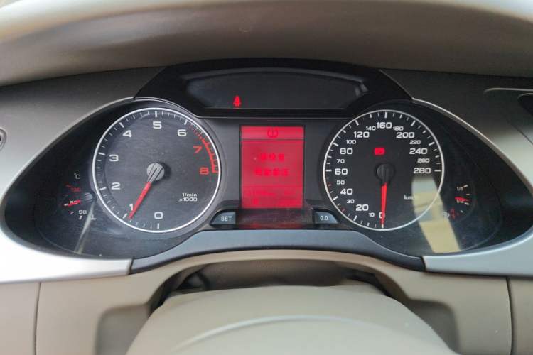 Used Audi A4L 2012 2.0 TFSI automatic Comfort trim level Instrument Cluster