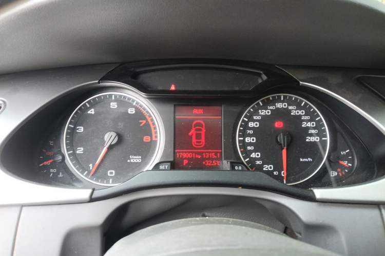 Used Audi A4L 2012 2.0 TFSI automatic Comfort trim level Instrument Cluster