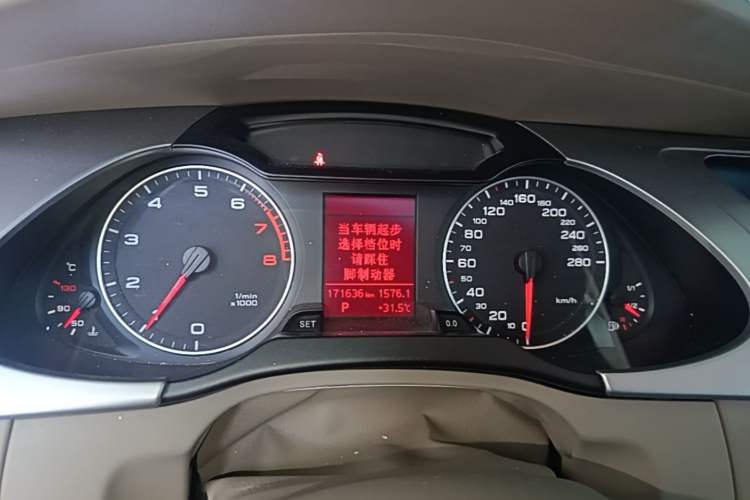 Used Audi A4L 2012 2.0 TFSI automatic Comfort trim level Instrument Cluster