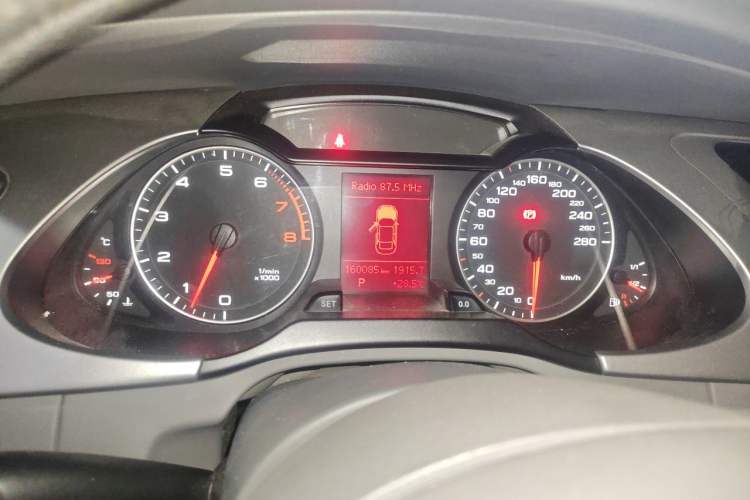 Used Audi A4L 2012 2.0 TFSI automatic Comfort trim level Instrument Cluster