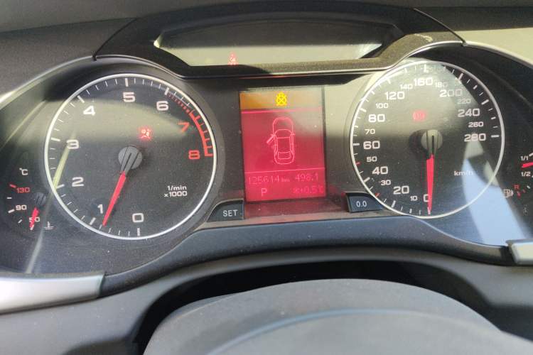 Used Audi A4L 2012 2.0 TFSI automatic Comfort trim level Odometer Close Up