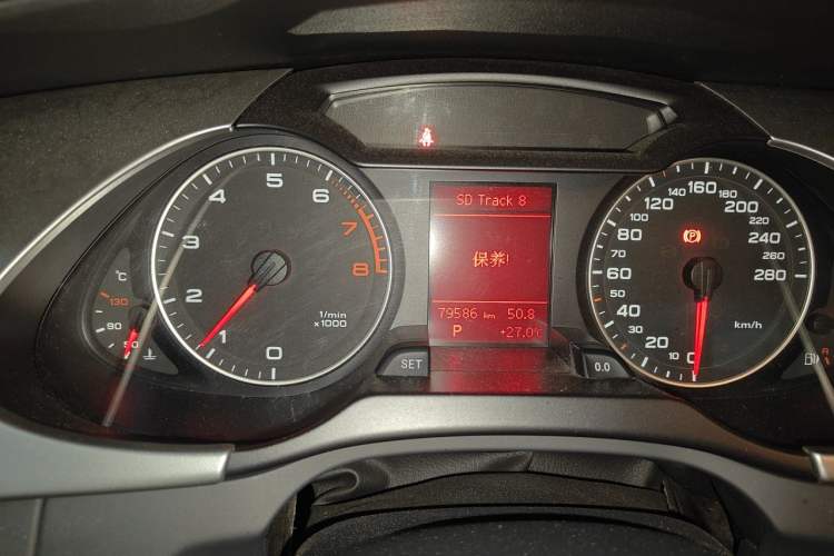 Used Audi A4L 2012 2.0 TFSI automatic standard version Odometer Close Up