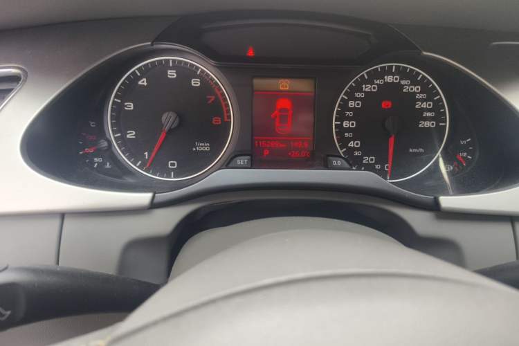 Used Audi A4L 2012 2.0 TFSI automatic standard version Odometer Close Up