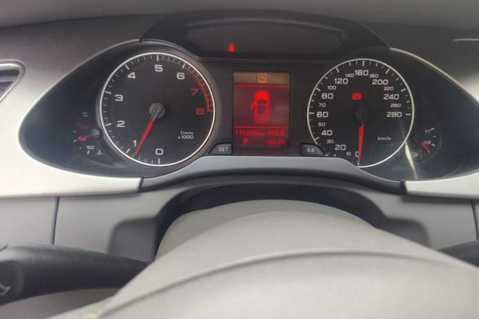 Used Audi A4L 2012 2.0 TFSI automatic standard version Odometer Close Up