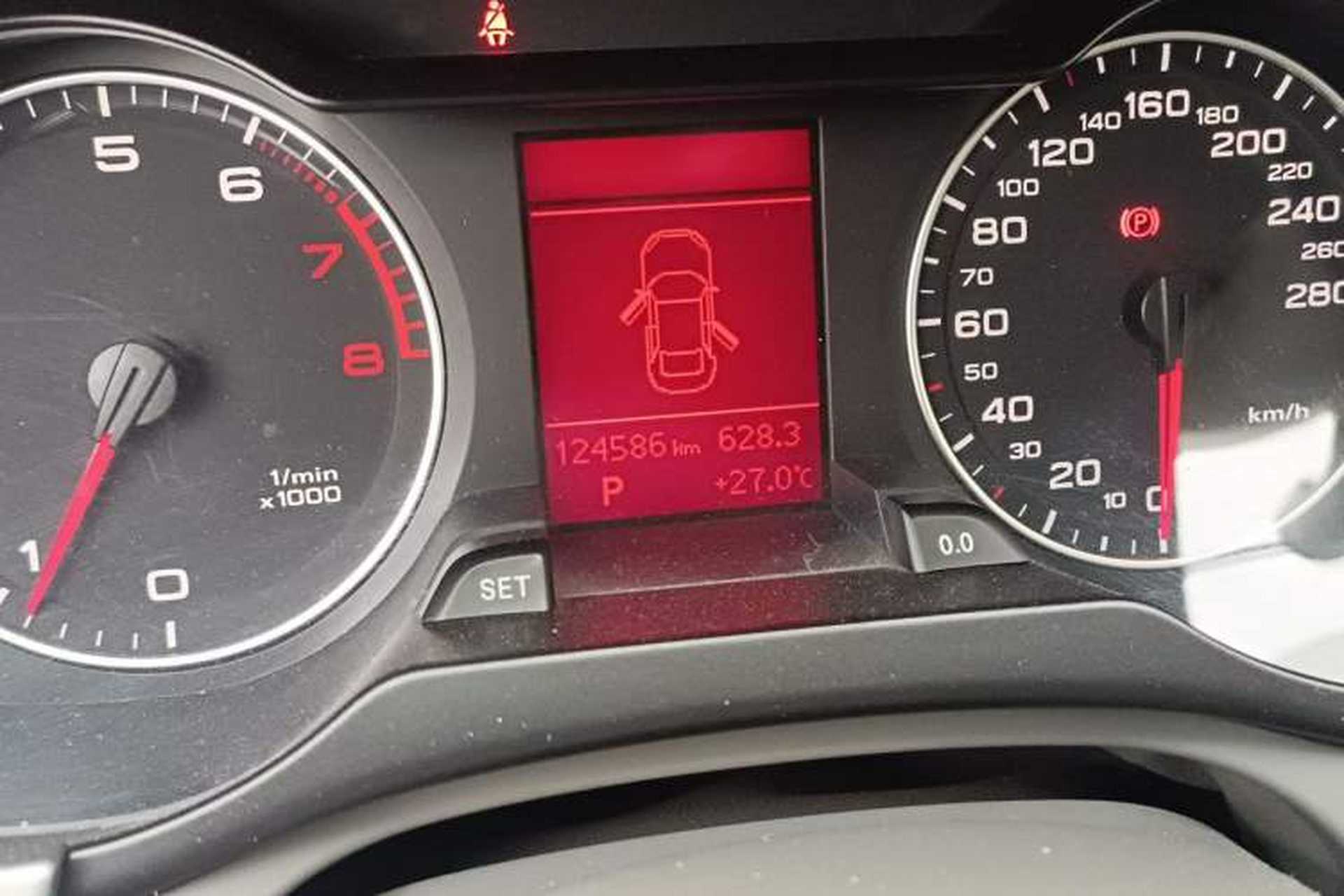 Used Audi A4L 2012 2.0 TFSI automatic standard version Odometer Close Up