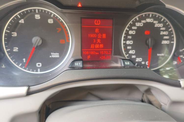 Used Audi A4L 2012 2.0 TFSI automatic standard version Odometer Close Up