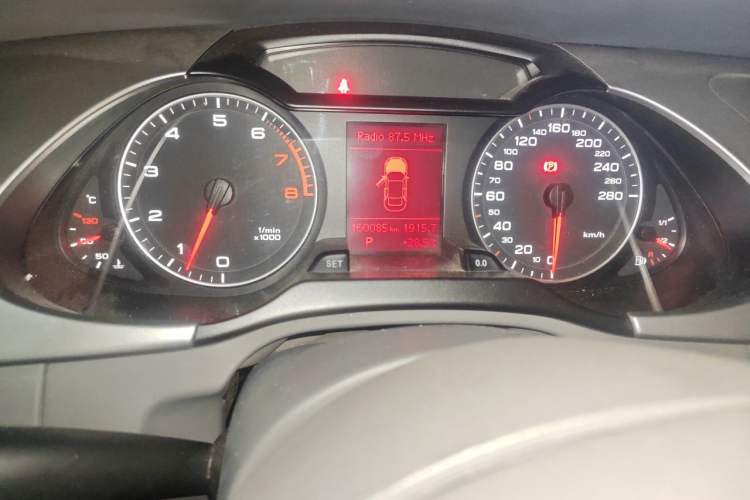 Used Audi A4L 2012 2.0 TFSI automatic Comfort trim level Odometer Close Up