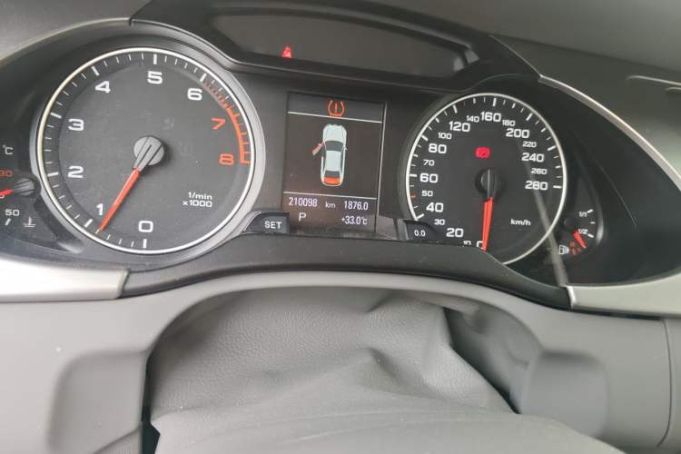 Used Audi A4L 2012 2.0 TFSI Automatic Technology Model Odometer Close Up