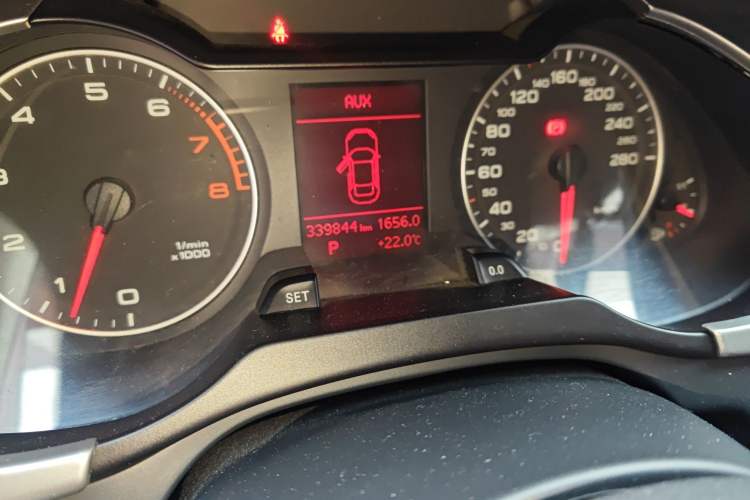 Used Audi A4L 2012 2.0 TFSI automatic standard version Odometer Close Up