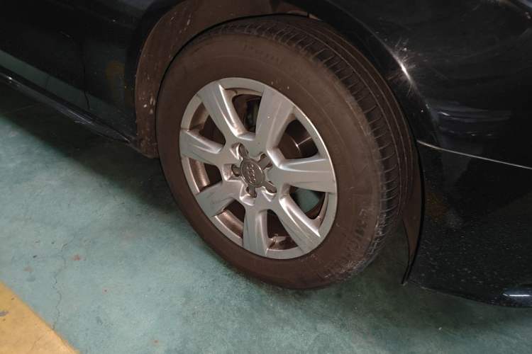 Used Audi A4L 2012 2.0 TFSI automatic standard version Right Front Wheel Hub