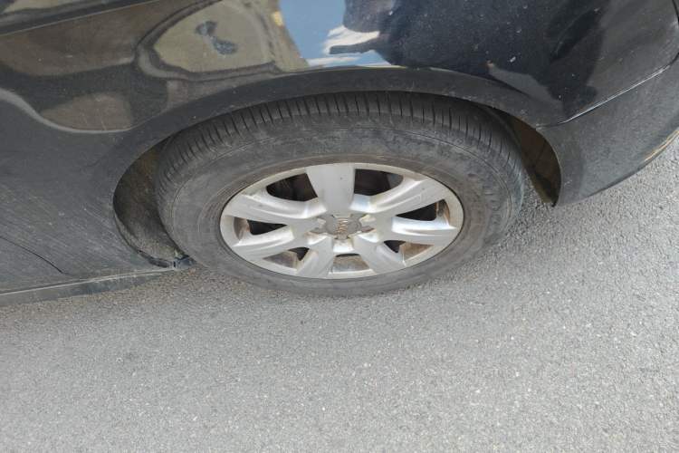 Used Audi A4L 2012 2.0 TFSI automatic Comfort trim level Right Front Wheel Hub