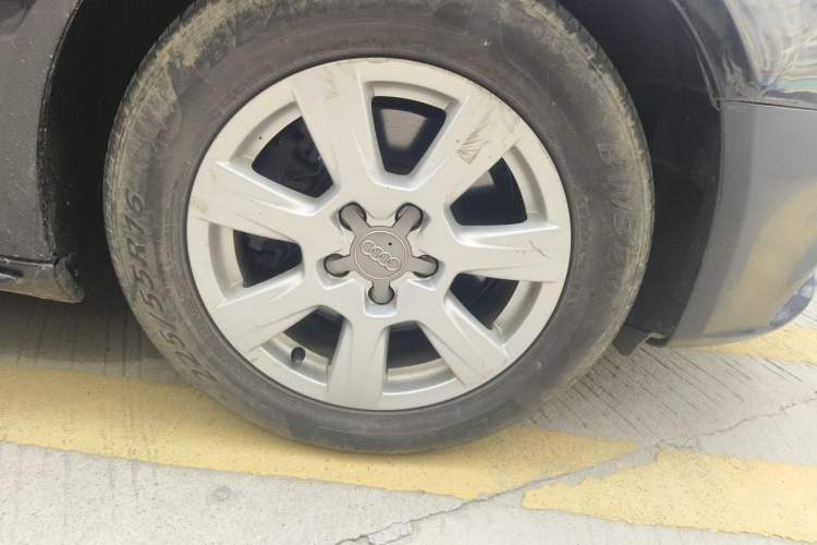 Used Audi A4L 2012 2.0 TFSI automatic standard version Right Front Wheel Hub