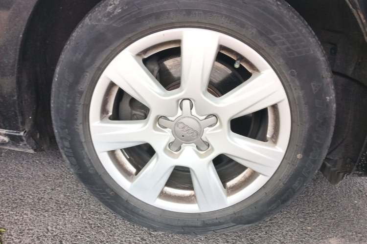 Used Audi A4L 2012 2.0 TFSI automatic Comfort trim level Right Front Wheel Hub
