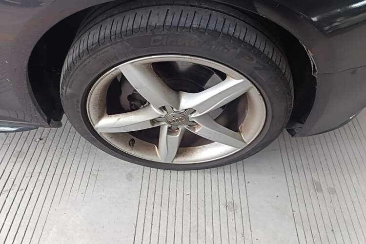 Used Audi A4L 2012 2.0 TFSI automatic Comfort trim level Right Front Wheel Hub