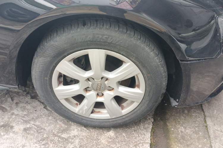 Used Audi A4L 2012 2.0 TFSI automatic standard version Right Front Wheel Hub