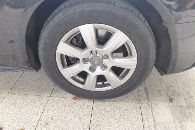 Used Audi A4L 2012 2.0 TFSI automatic standard version Right Front Wheel Hub