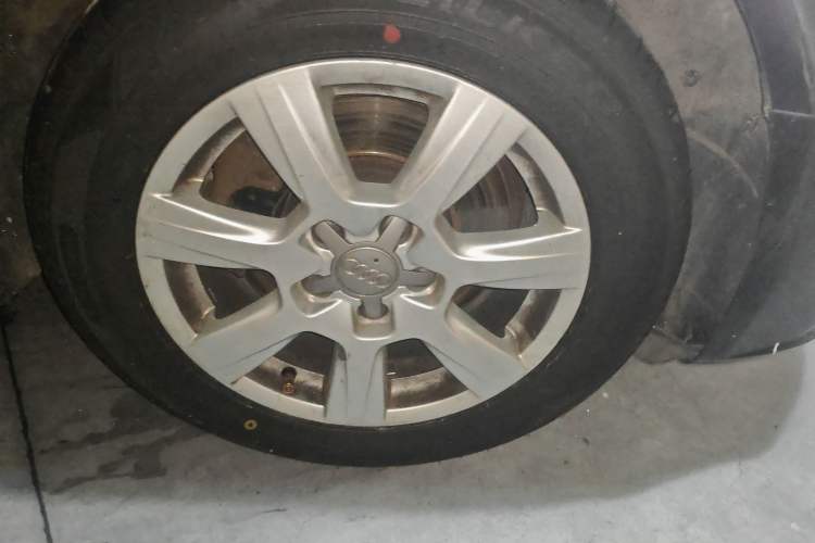 Used Audi A4L 2012 2.0 TFSI automatic Comfort trim level Right Front Wheel Hub