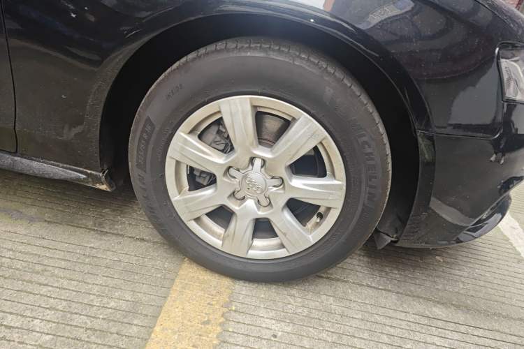 Used Audi A4L 2012 2.0 TFSI automatic standard version Right Front Wheel Hub