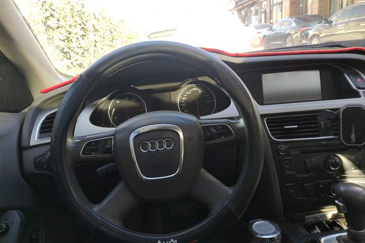 Used Audi A4L 2012 2.0 TFSI automatic Comfort trim level Steering Wheel