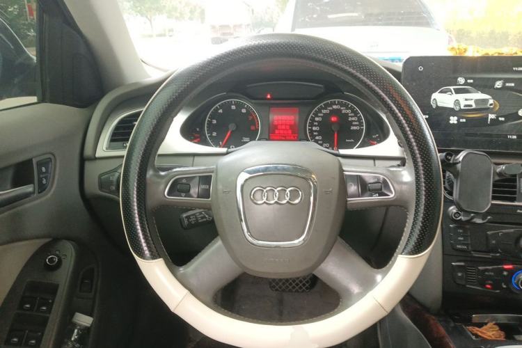 Used Audi A4L 2012 2.0 TFSI automatic Comfort trim level Steering Wheel