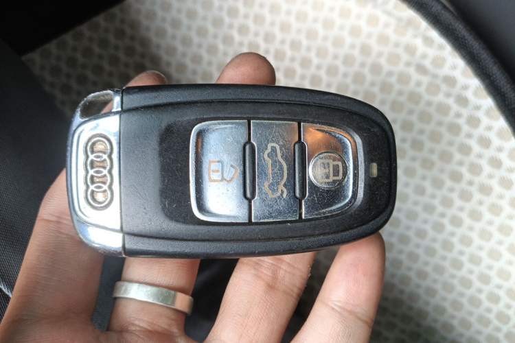Used Audi A4L 2012 2.0 TFSI automatic Comfort trim level Vehicle Key