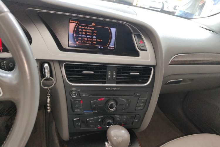 Used Audi A4L 2012 2.0 TFSI automatic Comfort trim level Audio And AC Panel