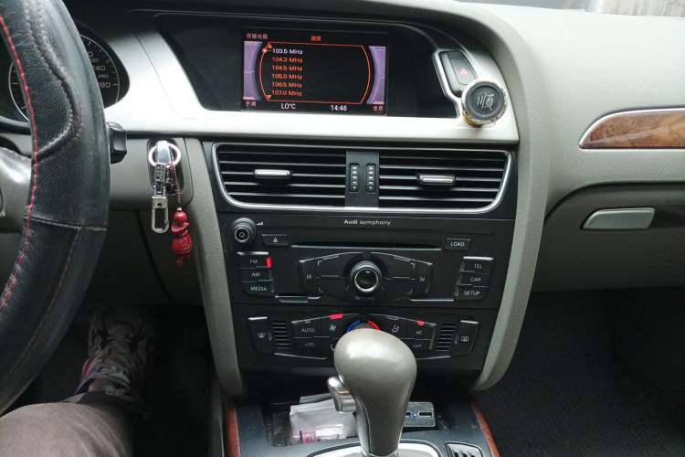 Used Audi A4L 2012 2.0 TFSI automatic Comfort trim level Audio And AC Panel