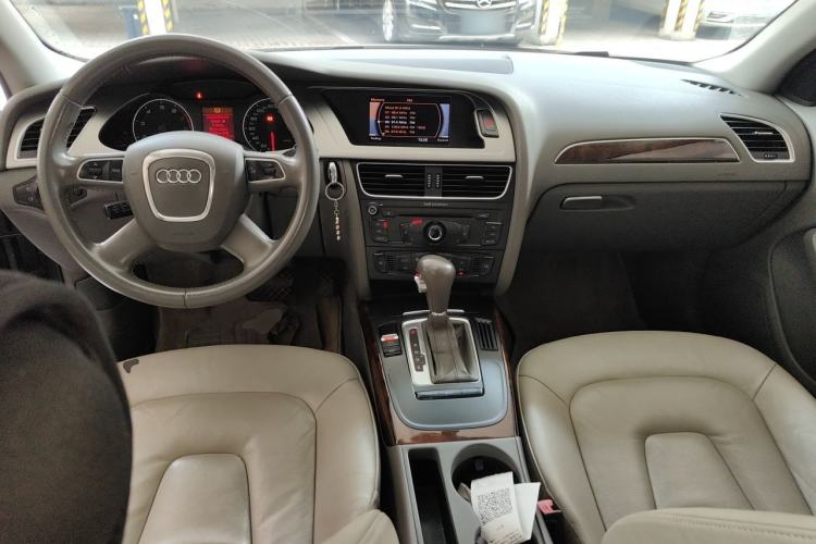 Used Audi A4L 2012 2.0 TFSI automatic Comfort trim level Center Console