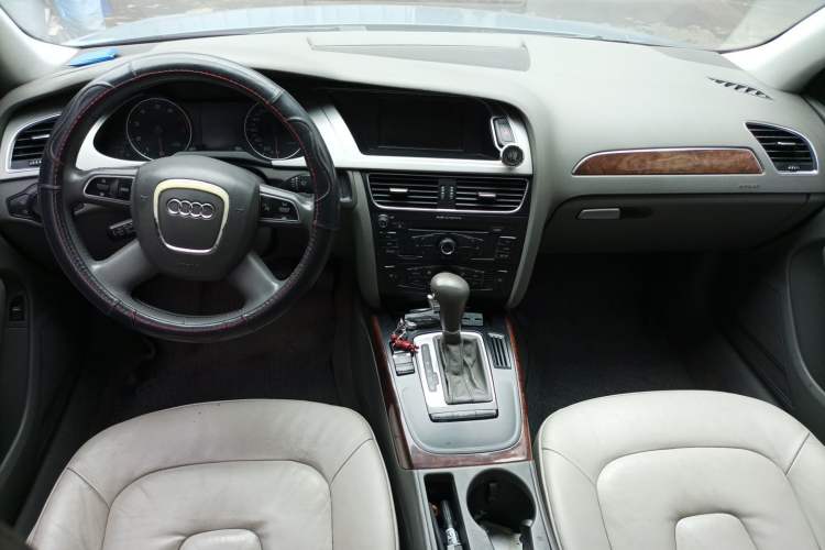 Used Audi A4L 2012 2.0 TFSI automatic Comfort trim level Center Console