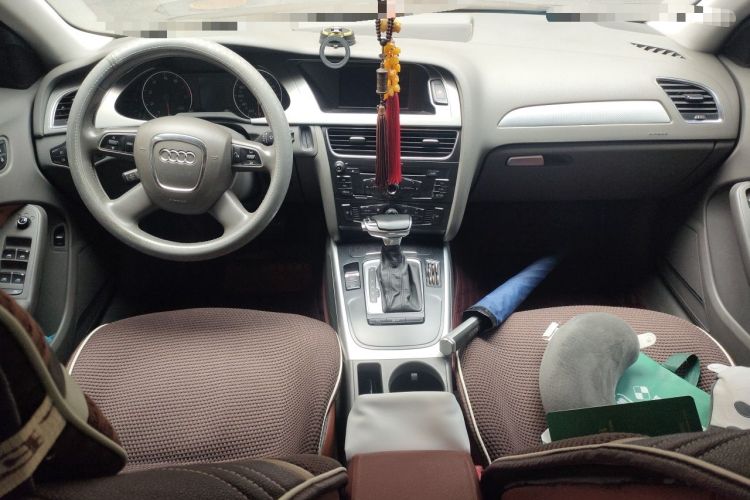 Used Audi A4L 2012 2.0 TFSI automatic standard version Center Console