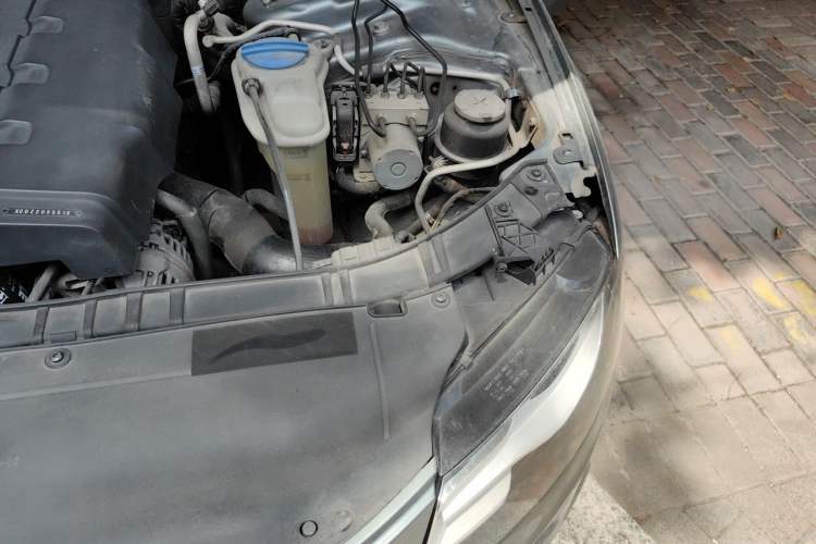 Used Audi A4L 2012 2.0 TFSI automatic Comfort trim level Engine Bay Left