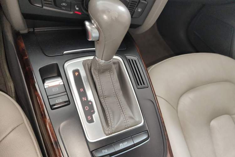 Used Audi A4L 2012 2.0 TFSI automatic Comfort trim level Gear Lever