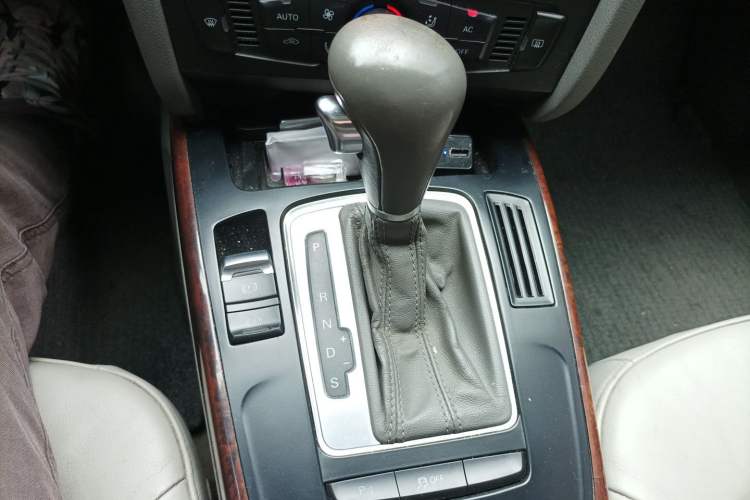 Used Audi A4L 2012 2.0 TFSI automatic Comfort trim level Gear Lever