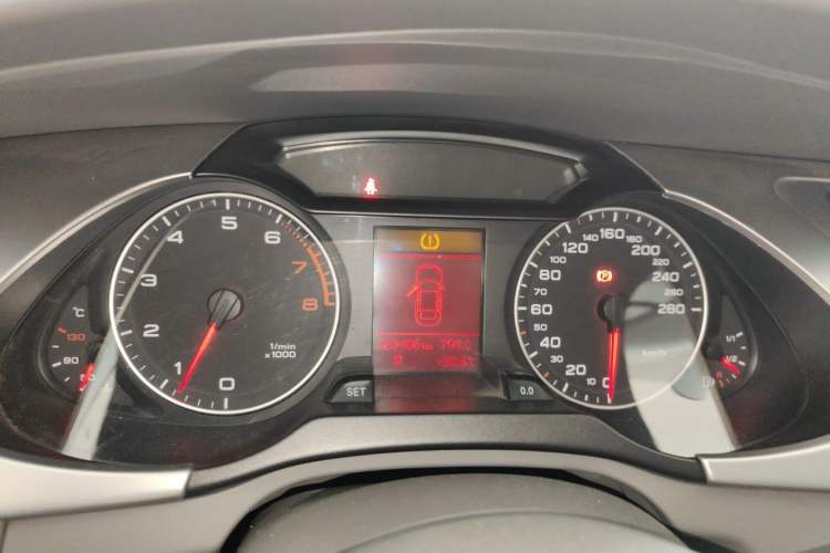 Used Audi A4L 2012 2.0 TFSI automatic Comfort trim level Instrument Cluster