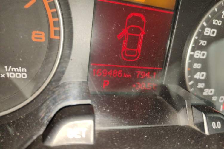 Used Audi A4L 2012 2.0 TFSI automatic Comfort trim level Odometer Close Up