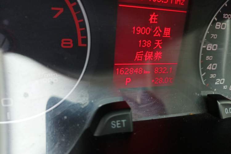 Used Audi A4L 2012 2.0 TFSI automatic Comfort trim level Odometer Close Up