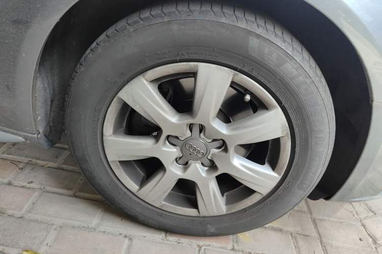Used Audi A4L 2012 2.0 TFSI automatic Comfort trim level Right Front Wheel Hub