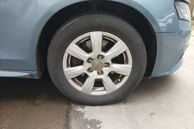 Used Audi A4L 2012 2.0 TFSI automatic Comfort trim level Right Front Wheel Hub