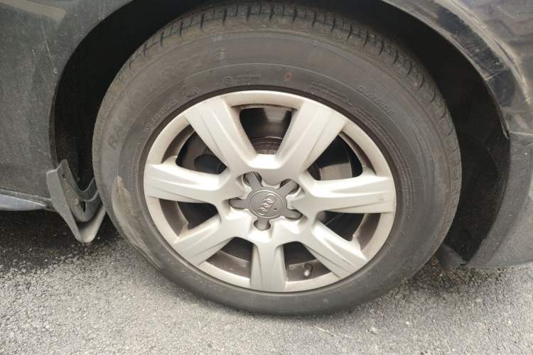 Used Audi A4L 2012 2.0 TFSI automatic standard version Right Front Wheel Hub