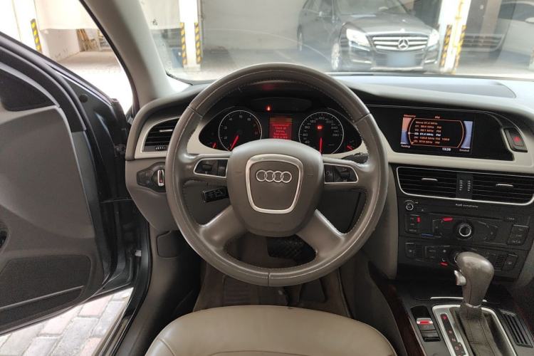 Used Audi A4L 2012 2.0 TFSI automatic Comfort trim level Steering Wheel