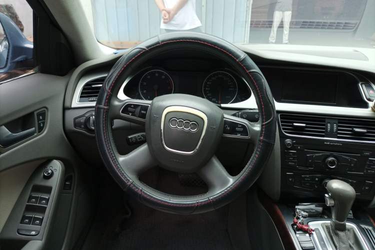 Used Audi A4L 2012 2.0 TFSI automatic Comfort trim level Steering Wheel