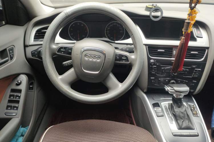 Used Audi A4L 2012 2.0 TFSI automatic standard version Steering Wheel