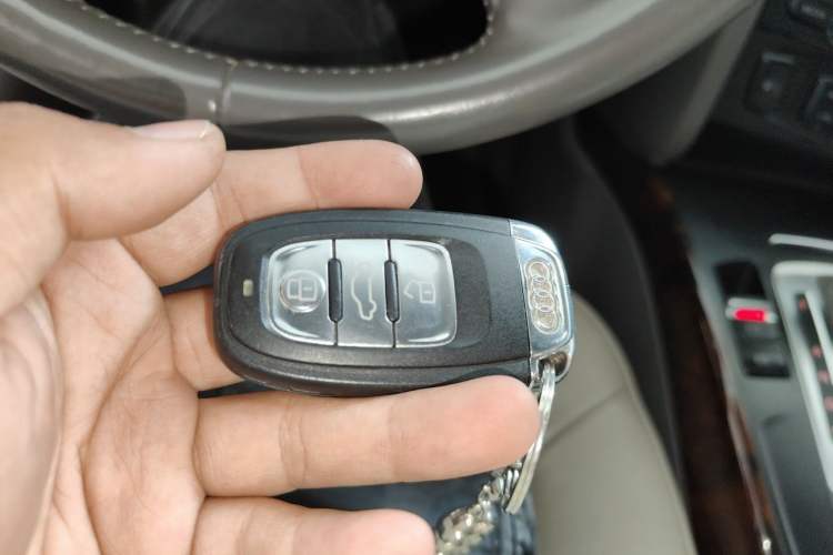 Used Audi A4L 2012 2.0 TFSI automatic Comfort trim level Vehicle Key