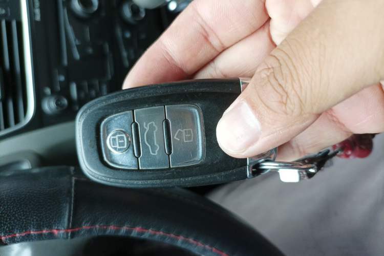Used Audi A4L 2012 2.0 TFSI automatic Comfort trim level Vehicle Key