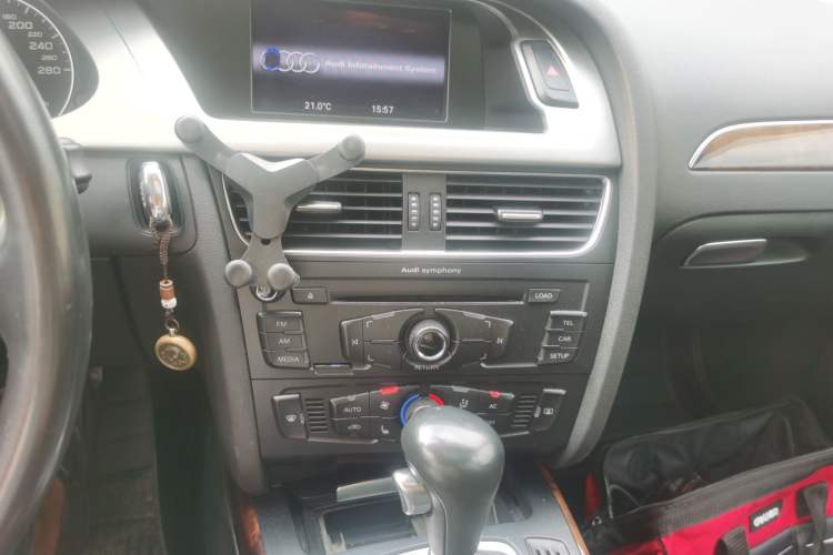 Used Audi A4L 2012 2.0 TFSI automatic Comfort trim level Audio And AC Panel