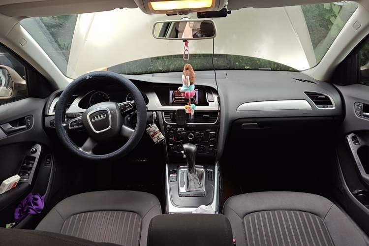 Used Audi A4L 2012 2.0 TFSI automatic standard version Center Console